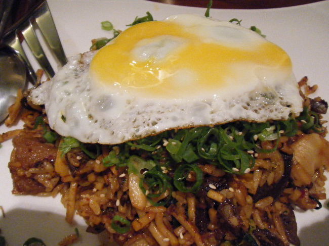 甚六飯麺です。ご飯と麺が一緒に炒めてあって、ピリ辛。食欲が進みます。