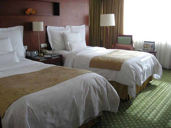 私たちの部屋は４４階。<br />エレベーターは受付の階以上はルームキーがいるので、セキュリティーもバッチリです◎<br /><br />室内はわりと広くベッドの大きさにも満足。