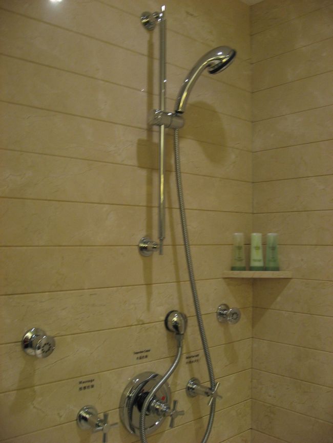 シャワーと浴槽が別々になっていて、とても便利。<br />シャワーのノズルもちゃんと動く形になってます。<br />水量も温度調整もバッチリ。