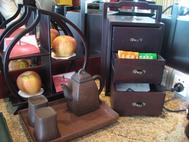 食べず仕舞いのウェルカムフルーツ。<br />お茶は飲んでみました。<br />お水も無料の分が１日に３本付いてます。