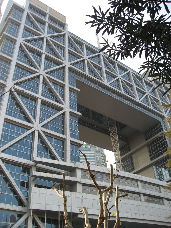 興味のあった、上海証券取引所へ。<br />こんなモダンなビルに入っているとは。