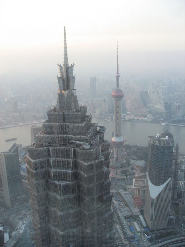 「優雅にお酒でも飲もう！」ということで、森ビルに登り高層階でお酒を頂く。写真に見えるのは金茂大厦と東方明珠塔。<br />遠くの方がガスがかっていて、よく見えません。<br />環境汚染の影響か？<br />夜景もモヤ〜っとしてました。残念↓