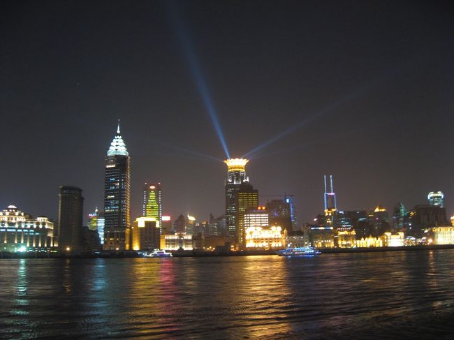 外灘の眺め。<br />１月上旬のお散歩はとても寒いです。<br />ダウンコートのない部分は冷たすぎる。。。