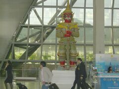 バンコク・スワンナプーム国際空港に到着。
暑い。

さすがにハブ空港だけに広い広い。。。。！！！
成田空港の何十倍もありそう。。。
たっぷり時間があったつもりが国内線に乗換えていよいよプーケット島に向けて出発です。

近代的な建物内に、随所にタイらしい彫像が雰囲気を出しています。


