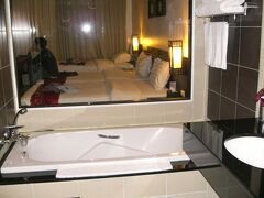 到着しましたプーケット！もうすっかり夜です。。。。

ＨＩＳさんにピックアップしてもらってバスで４５分、ホテルへ到着。

宿泊は真新しい設備のメルキュール・パトンです。
スタイリッシュでとても清潔なのが気に入りました！

でもガラス張りのバスルームは部屋から丸見え(^_^;)