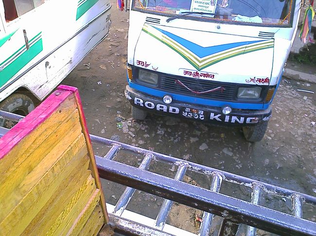 その後、バスでパクタプルに戻り、再度、ヒマラヤに挑戦しようとナガルコット行きのバスに乗ろうとしたところ、満席なので、屋根に上がれとのことで、ちょっと好奇心にかられ上ってみた。