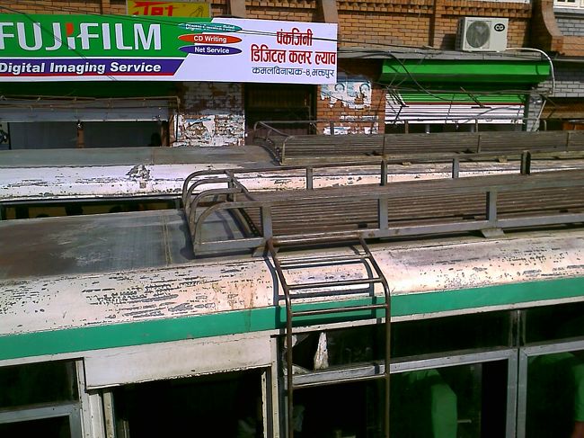 上ってから、とても後悔、おしりが痛いのと、山道の崖際を走るバスの屋根は、結構迫力。