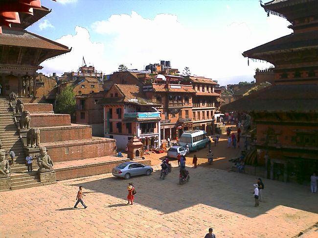 朝、トウマディー広場のニャタポラカフェにて、朝食。ハムサンドとスクランブルエッグを頼むも、あまりおいしくなかった。