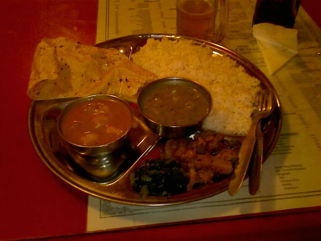 山は今日もやっぱりだめで、バスでカトマンズに戻り、ホテルにチェックイン。<br />夕食は、モモスターにて、ダルバートタリカリのマトン