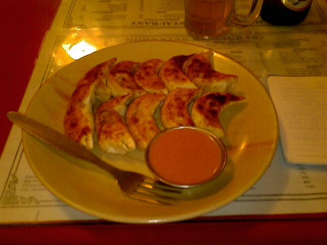 そして、チキンフライドモモにエベレストビールを食す。<br />