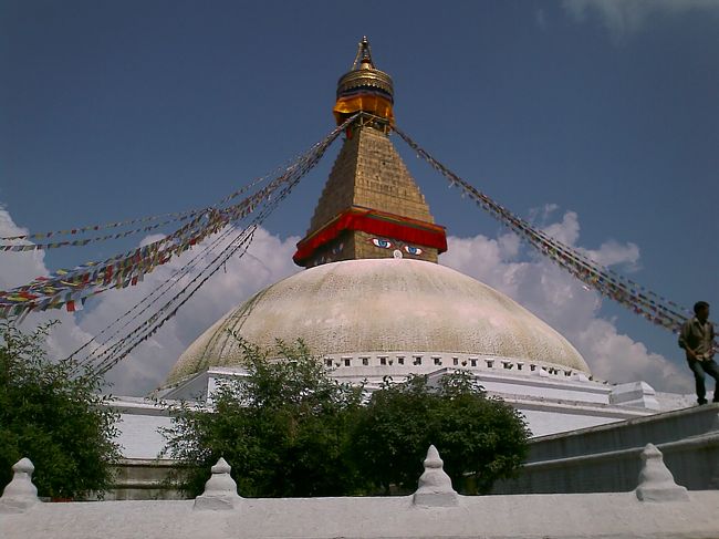 10月11日<br />今日は、最終日。自転車を借りて、ボダナートへ行く。<br />長時間自転車に乗って、疲れたのとさっぱりしたいのとで、ガイドブックに載っていたスパ＆マッサージのお店に行くもみつけられす。<br />露天風呂のあるロイヤル華ガーデンに行く。お風呂のオープンまで、しばらく時間があったので、ビールでほっこり。その後、お風呂でゆっくりした。<br />