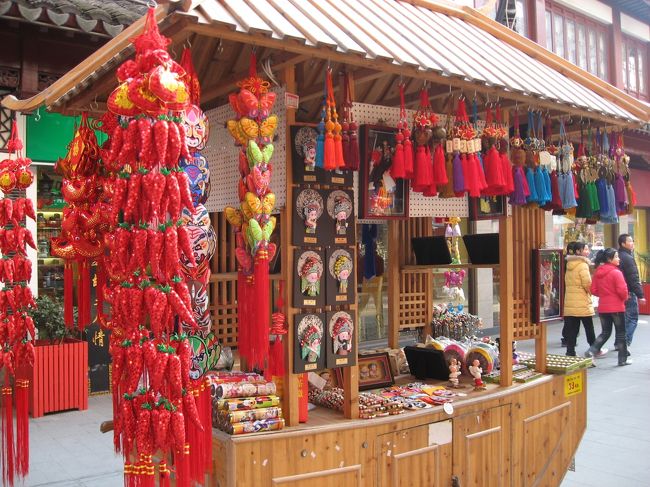 ２日目は豫園へ。<br /><br />お土産物のお店もたくさんあります。<br /><br />中国っぽいものから、ぱくりっぽいものまで多種多様。