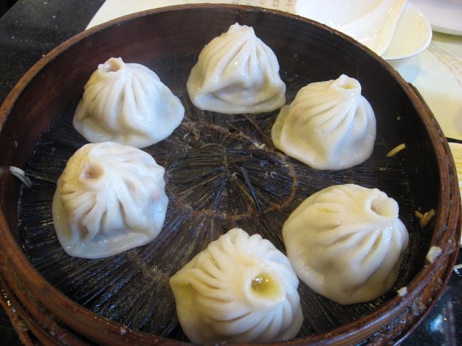 蟹ミソ入り小籠包。<br />今まで色々な国や場所で小籠包食べてきましたが、一番美味しかった〜。<br />これは是非食べてほしいです♪