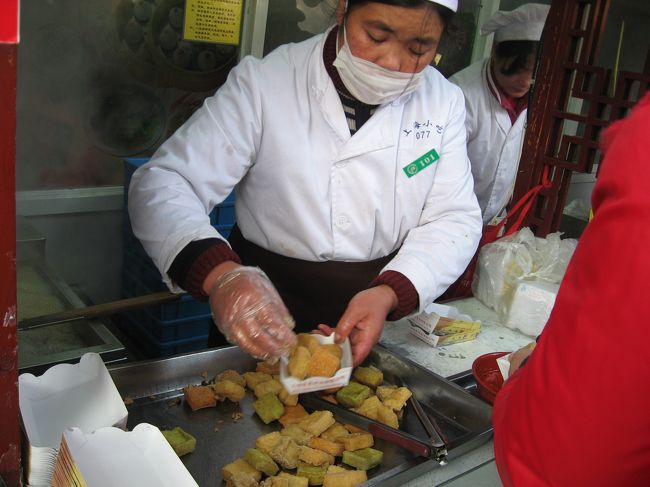 台湾で食べそびれた臭豆腐にいざ挑戦。<br />食べてる人がとても多いです。