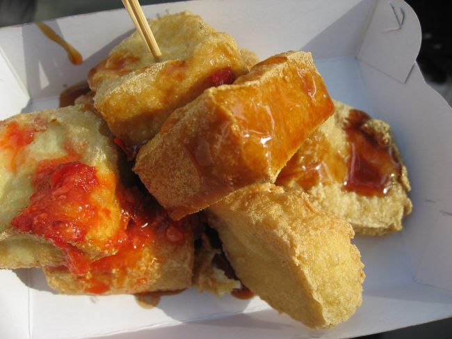 満を持して臭豆腐購入。<br />一口パクっ<br />「意外と美味しい！揚げ豆腐みたい♪」<br /><br />食べ物の好き嫌いがとても激しい友人にも１つ差し上げると…<br /><br />「うぇっっっ…」<br /><br />すぐ近くのゴミ箱に吐き出した！<br /><br />「こんなの食べれない」<br /><br />その後も私は食べ続け、完食。<br /><br />ただ、口の中からは常に臭豆腐臭さが。。。