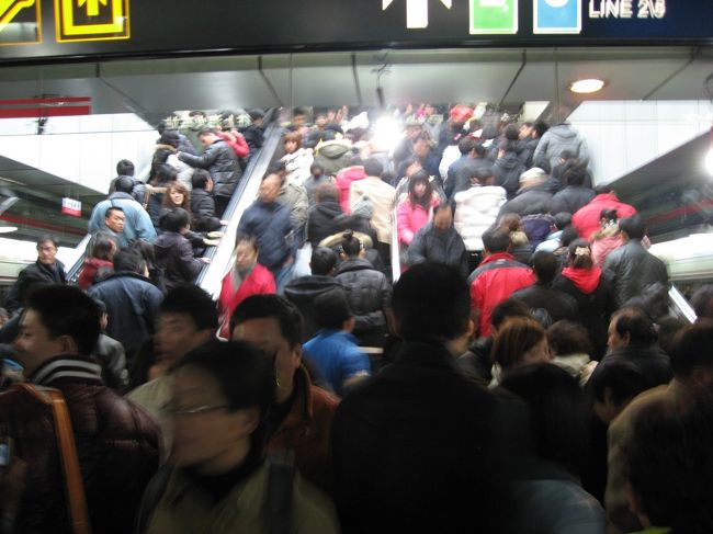 人人人…<br /><br />駅の中も人が多すぎて多すぎて…<br /><br />中国だからこんなに人が多いのか、<br /><br />正月だからこんなに人が多いのか…、<br /><br />だったら旧正月はどうなるのだろう…。<br /><br />この人の多さに負けて、途中からは交通手段はタクシー移動に変わりました。<br /><br />初乗り12元です。割と初乗り価格で移動できるので便利です。
