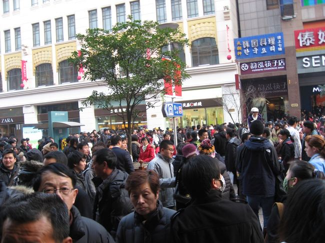 人・人・人…<br />あまりにの人の多さが嫌になり、電車での移動はここまでで終わり。<br />その後タクシーばかり使っていました。<br />タクシー安いのでお勧めです。