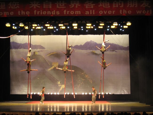 日本からネットで予約していった雲峰劇院（うんほうげきいん）<br />地下鉄２号線静安寺駅から徒歩７分。<br /><br />「全国の精鋭を集めた金色港湾雑技芸術団によるダイナミックなショーを毎日公演。技術の高さ、エンターテイメント性で定評がある。<br />ｂｙるるぶ」<br /><br />日本からの団体さんや中国本土の人？色んな国籍の人がいました。<br /><br />雑技団は絶対見るべきです。歓声が止まりません。