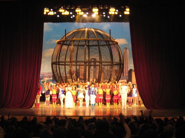 全部で１時間半くらいでしょうか？<br />ハシゴ・フラフープ・自転車、スリル飛行<br />何から何まであり、ボリューム満点。<br /><br />お腹一杯になりました。<br /><br />小学生くらいの子も働いているみたい。<br />体が一番柔らかい時期なんでしょうね。