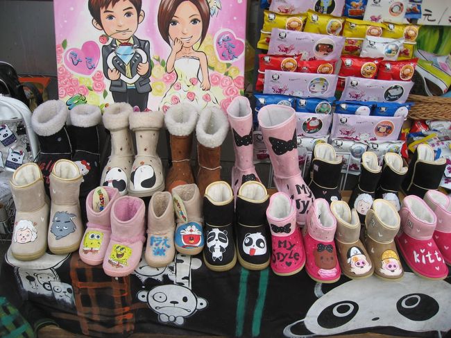 画廊であり、靴も、なんでもかんでも売っていた店。<br />色々ペイントしてあります。<br /><br />アレ？っていう、キャラも。