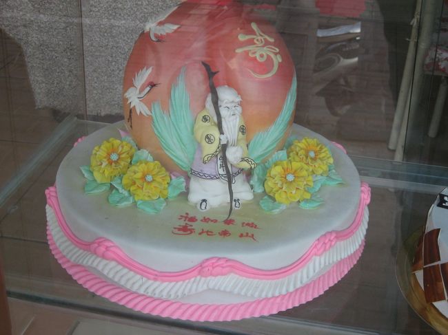 ケーキ屋さんで発見したありがたそうなケーキ。<br /><br />怖くて食べれないけど。。<br /><br />他は普通のデコレーションケーキも売ってました。<br /><br />中国ならではでしょうか。