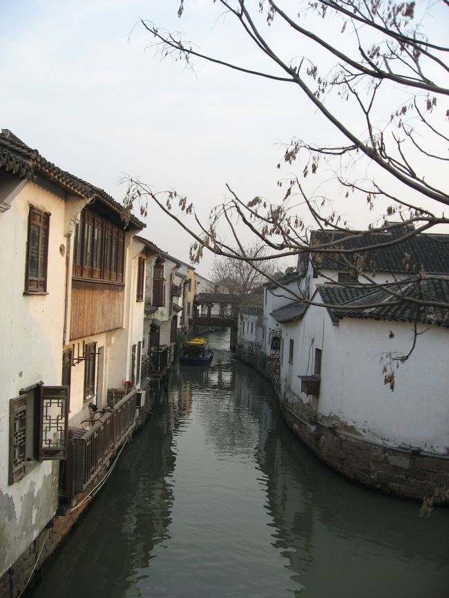 蘇州<br /><br />哀愁漂います。<br /><br />結婚式の前撮り？のようなことをしてる、中国人カップルがいました。<br />気合がとても入っていた〜。