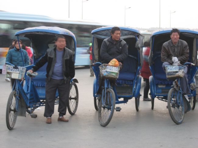 蘇州の人力車<br /><br />悪い人ばかりではないと思うけれど…<br />私たちはぼったくり人力車に引っ掛かりました。<br /><br />１公理２元みたいな看板がかかげられているんですが。<br /><br />地図を見せて「ここからここへ行きたい」と指差しオーダー。<br />「１０元だよ」と言われOKし、乗車。ちなみにタクシーの初乗りも１２元くらい。<br /><br />目的地に着くと、「見学してる間待ってるからまだ代金はいいよ」と言われました。<br /><br />見学も終わり戻ってくると「次はどこ行く？」と聞かれたので答えると（さっきと同じくらいの距離）<br />「45元だ！」と。<br /><br />何？一気に４倍？？？？<br /><br />「だったら結構」と断ると、「今までの分を払え」と。10元を出すと、「１Ｐ１０元だ、だから２０元だ！」と。<br />最初から２人で２０元だと言えば納得するのに、今までの会話の流れからも許せない。<br />友達は怒って言い合ってる、もうほっといて行こう行こうと。<br />そしたら、お札を出さなかった私の腕を掴んで「払え払え」と。普段は温和な私ですが、あまりにもイライラしてブチ切れ<br /><br />「ふざけたこと言ってんじゃねー○▲％＄＃！！！！！！！！！」<br /><br />とドスの利いた声で怒ってしまった。<br />怖い自分。。。。<br /><br />そして、やつが呆気にとられている間に逃げた。<br /><br />や〜危なかったよ。<br />たった150円だけど、されど150円。<br />許せないものは許せない。<br /><br />みなさんも気をつけて☆