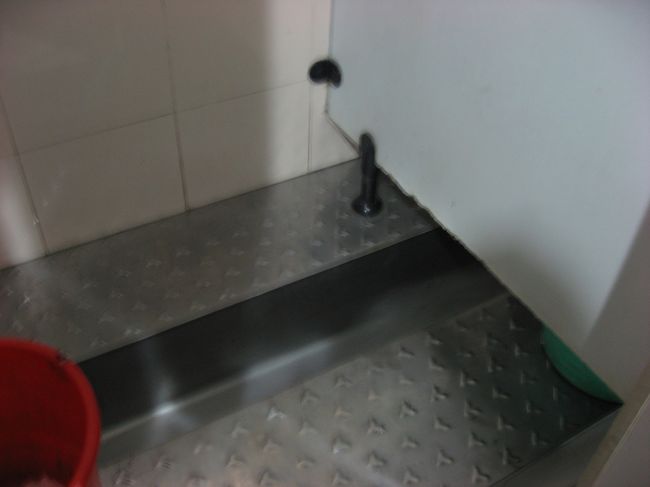 蘇州の駅舎の中にあったトイレ。<br /><br />こんな所で出会うとは…。<br /><br />私は水が出始めるところだったのでよかったですが、流れ付く先になった人はたまらんだろうなぁ。<br /><br />しかし、世界遺産の街のトイレがこんなトイレとは。。<br />衝撃！！！