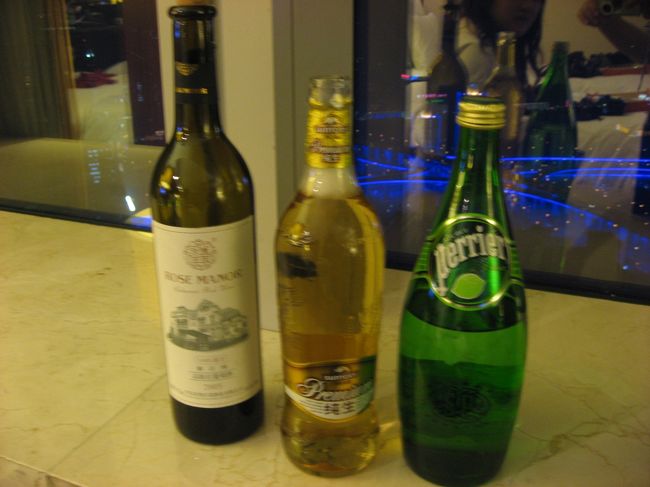 近くのコンビにで買ってきた赤ワイン１８元くらいとスーパーで買ったペリエを割ります。ペリエは日本よりも高かった〜。<br /><br />日本で買うツバキのシャンプーなんて、１０００円くらいしてました。<br />中国国内産は安いけど、海外のブランド物は高いです。