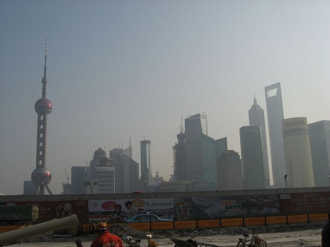 朝靄に包まれる町並み。<br /><br />いつもモヤモヤしてる街のような。。