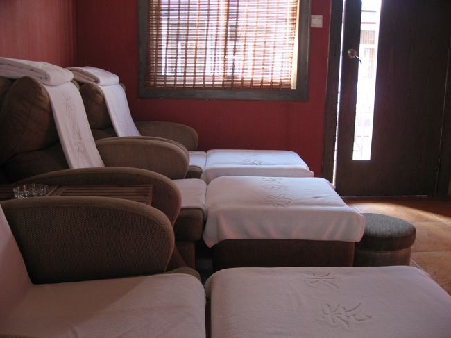 水秀坊（マッサージ）<br />〜好環境とくつろぎの個室が自慢〜<br /><br />向かいあった２棟の建物に３３の個室が設けられた大型店で、木々に囲まれた静かな環境が魅力。マッサージ以外にもネイルやフットケアなど多彩なメニューが揃い、日本語パンフレットも。ｂｙるるぶ<br /><br />フットは６０分７５元。<br /><br />上海でマッサージは色々行きましたが、ここが一番リーズナブルで一番上手だったぁ〜。<br /><br />オークラホテルの近くです。