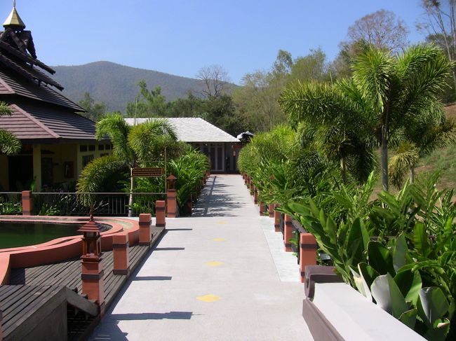 入口を入って奥が温泉施設。左にスパ。右がレストランになってます。<br />