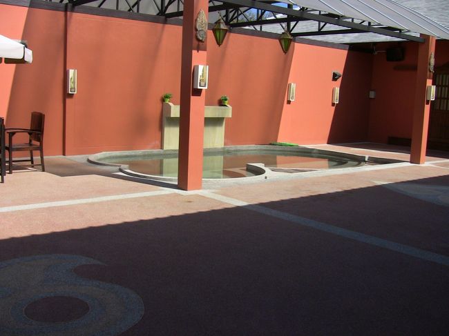 露天風呂？水は常温で流れが無かった。休止中？<br />レセプションの女の子に水着はあるか聞かれたけど、あったらここに入れるの？<br />露天風呂の反対側が女湯です。<br />