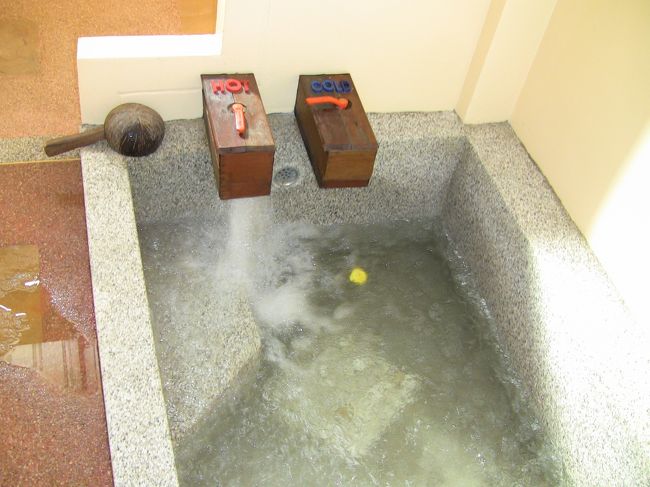 お湯はすごい量で噴出。服を脱いでしばらくするとお湯は８割位貯まりました。<br />１回目は熱すぎ、加水して入りました。<br />２回目は一旦お湯を抜き、お湯を半分ぐらいの勢いで入れて、源泉１００％完成。入浴。<br />ほのかな硫黄の香り。<br />