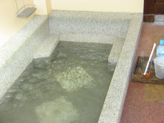 足を十分伸ばせる広さです。<br />木のお盆にのせたミネラルウオーター付きです。氷付き。<br />