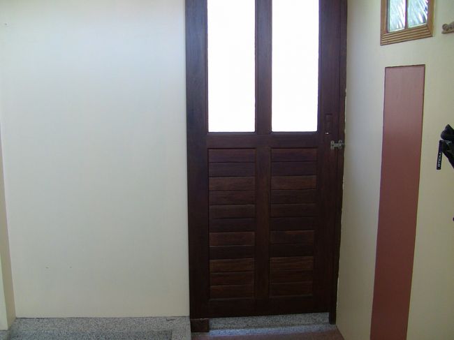 内側からドアを撮影。簡単なカギが掛けられます。<br />壁側に洋服、荷物が掛けられます。<br />料金３００Ｂなり。<br />