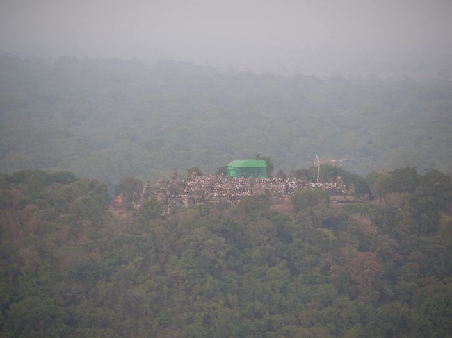 拡大してみて欲しい<br /><br />12月31日のプノンバケン<br />遺跡にはカバー、人は鈴なり(笑)