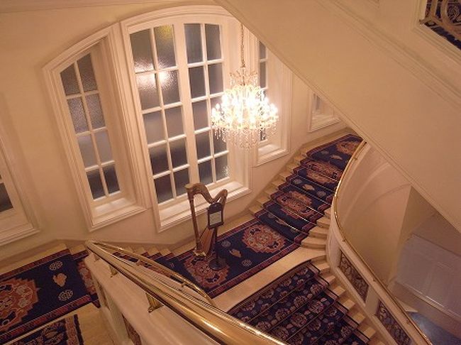 階段にはハープが。。