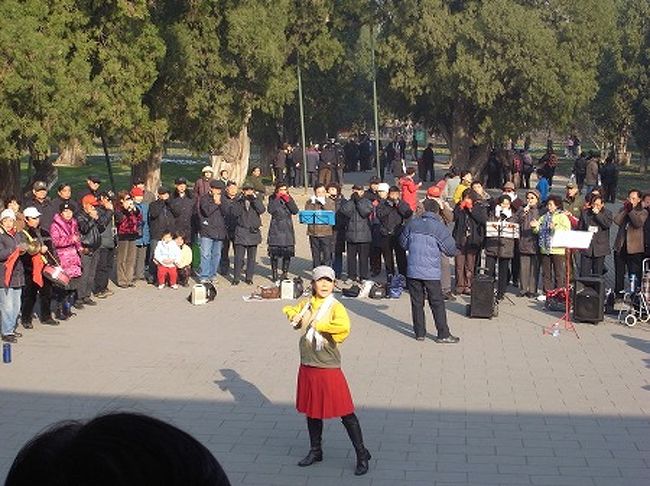 休日の天壇公園は市民の憩いの場。<br />あちらこちらで、ダンスや楽器演奏、カラオケをやっています。