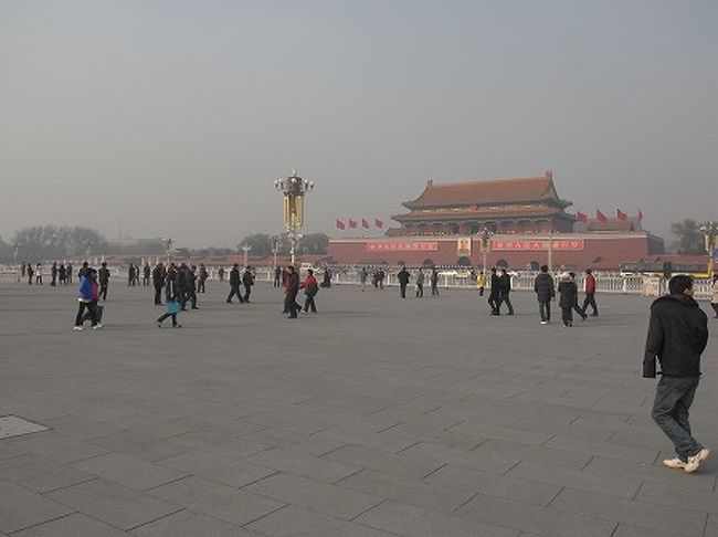 つづいて、タクシーで天安門広場に向かいます。25年ぶりの天安門広場。昔はもっと殺風景で広く感じたんですが、凄い人ですし、ここにくる地下道では持ち物検査をあり、この国情勢を映してると感じました。