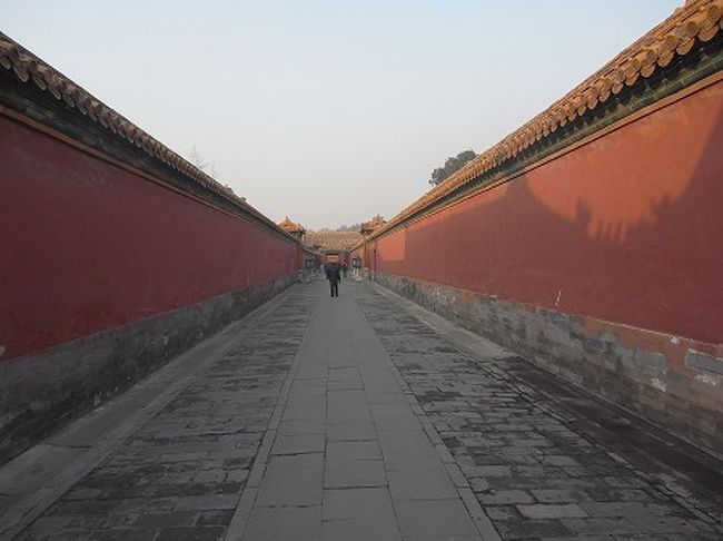 赤い壁がひたすら続きます。