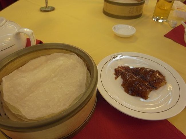 まずは皮のパリパリ部分をグラニュー糖につけてお菓子のように食べます。