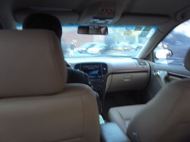 最終日は、万里の長城へ運転手兼ガイド付きハイヤーで観光です。<br />ホテルをチェックアウトして、荷物を車に積んでいざ出発です。