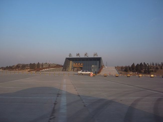 万里の長城に到着！25年前とうって変わって観光地化されてること・・・・<br />25年前は男坂の方に登ったけど、もう年でそんな体力がないので、女坂を選択。。