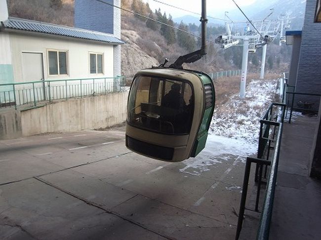 しかみ、上まではロープウェイで行けます。楽ちんです。。が寒い・・・とその時茂みで何か動く影が！！