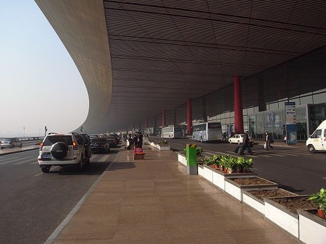 観光も終わり、空港まで送っていただきました。<br />北京首都空港の第3ターミナルですが、とにかくでかい！！世界最大のターミナルだそうです。