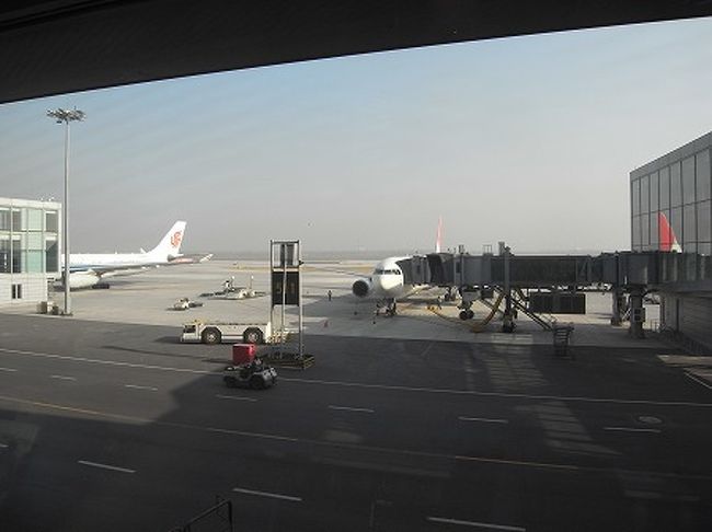 JALの関空行きにのり帰りは早く、2時間半で到着でした。<br /><br />25年ぶりの北京でしたが、あまりの変貌ぶりに度肝を抜かれました。高層ビルが乱立し、高級車が走り回る中国の首都、北京。今後、世界でも主軸になる都市に発展していくんでしょうね。でも、空気の悪さはヒドイ・・・なんとかしてほしいもんですね。。