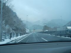 恵那山トンネル付近に来ると、また雪

くるくると天候が変わります