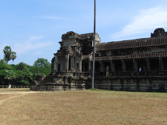 現在中央の入り口は封鎖されているため、<br />（工事中）<br />左から入りました。