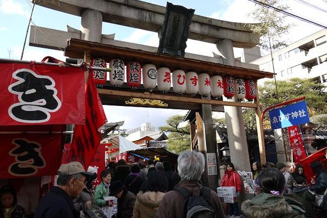 今日は大和大路通四条下るにある「京都ゑびす神社」の「十日ゑびす宵山(９日)」に行ってきました。<br />本殿にお参りし、「吉兆のお笹」を授与してもらった後、本殿の脇にある壁を叩いて「ゑべっさん、きたでぇ〜」、「儲けさせてや〜」とお願いして帰ります。